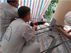 Bơm Bỏ Keo Đầu Vòi – Bước Quan Trọng Trong Thi Công Khoan Cấy Thép