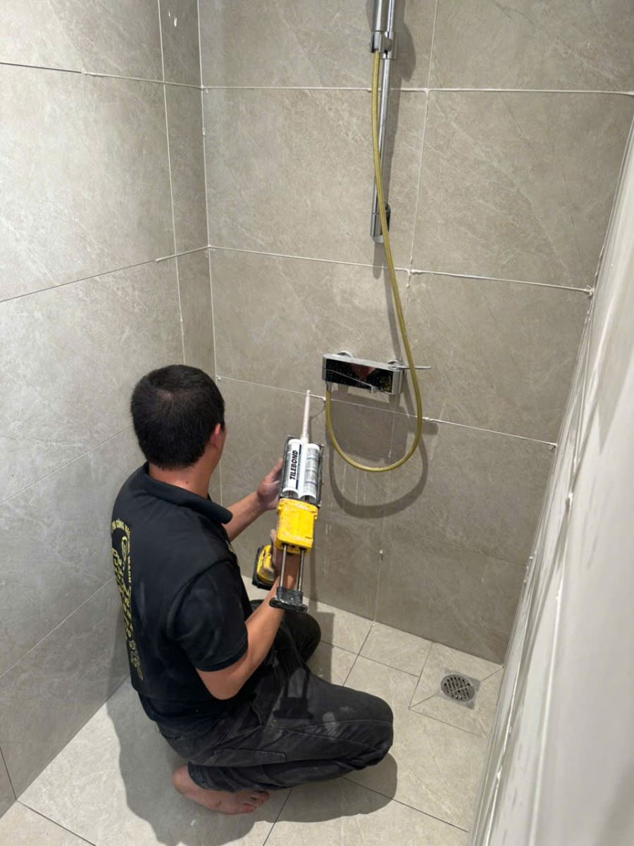 Bơm keo vào mạch gạch