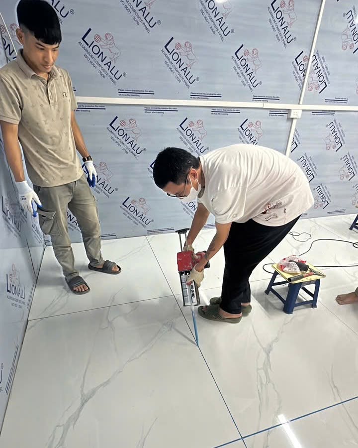 thi-cong-keo-chit-mach-2-thanh-phan-tebond-epoxy-tb19-ha-dong.jpg