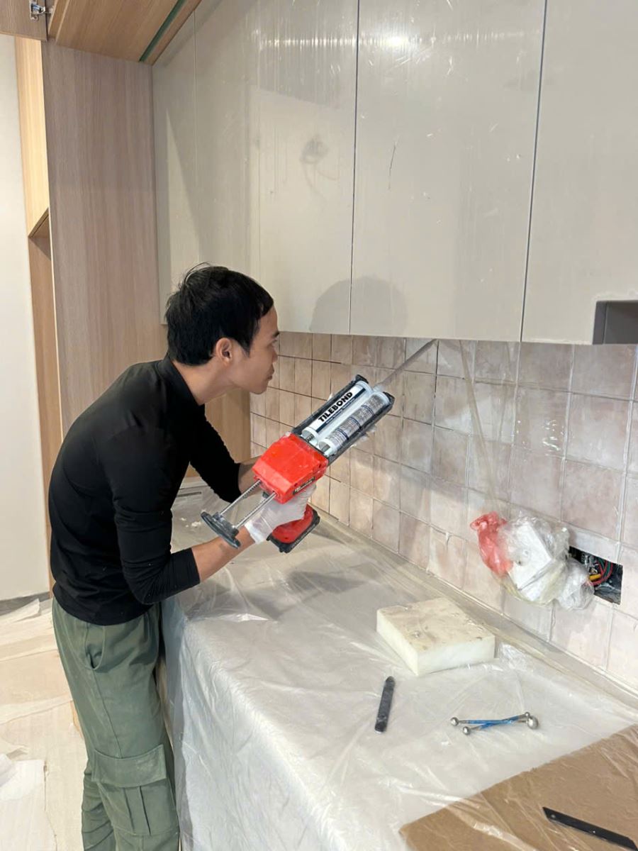 bơm keo chít mạch